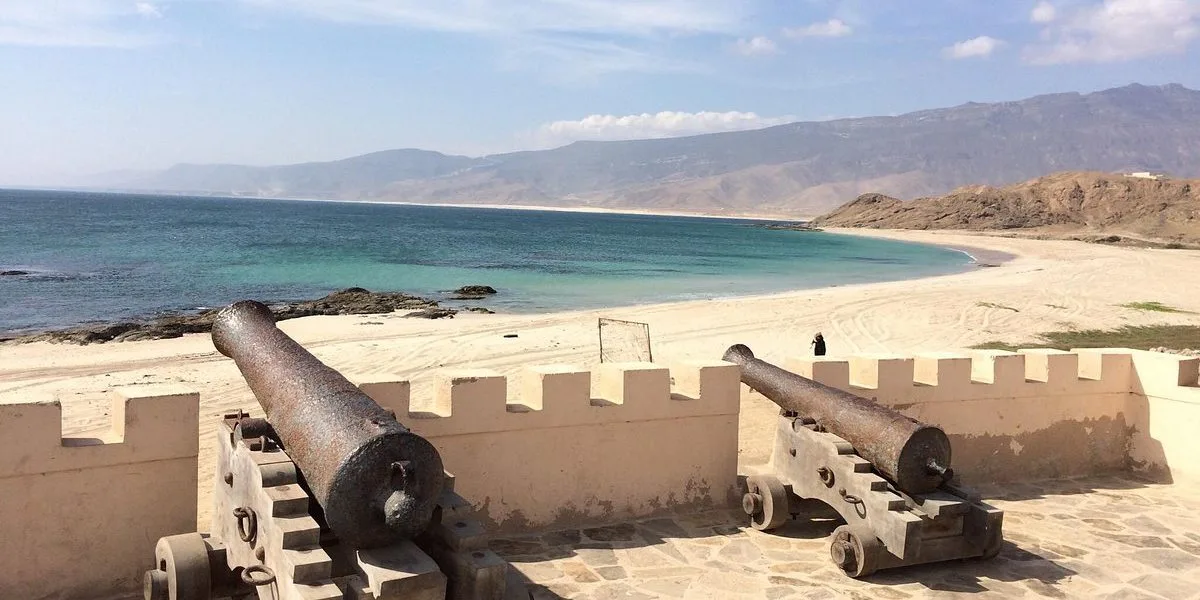 plongee-mirbat-oman-fort-plage-e1779180260669