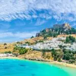 Vue panoramique de Lindos à Rhodes avec ses maisons blanches, son acropole et une mer turquoise idéale pour la plongée