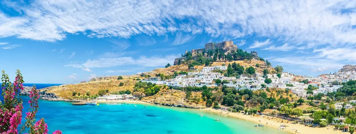 Vue panoramique de Lindos à Rhodes avec ses maisons blanches, son acropole et une mer turquoise idéale pour la plongée