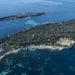 Plongée sous marine à Cannes sur un tombant rocheux en Méditerranée