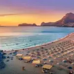 Plage de Falassarna en Crète, vue panoramique avec sable doré et mer turquoise, lieu idéal pour la plongée à Réthymnon