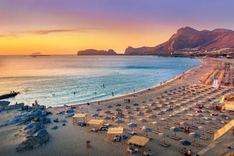 Plage de Falassarna en Crète, vue panoramique avec sable doré et mer turquoise, lieu idéal pour la plongée à Réthymnon