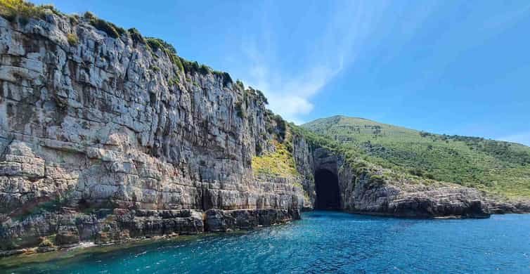 Entrée de la Grotte de Haxhi Ali dans les imposantes falaises du parc marin national de Karaburun-Sazan, en Albanie.