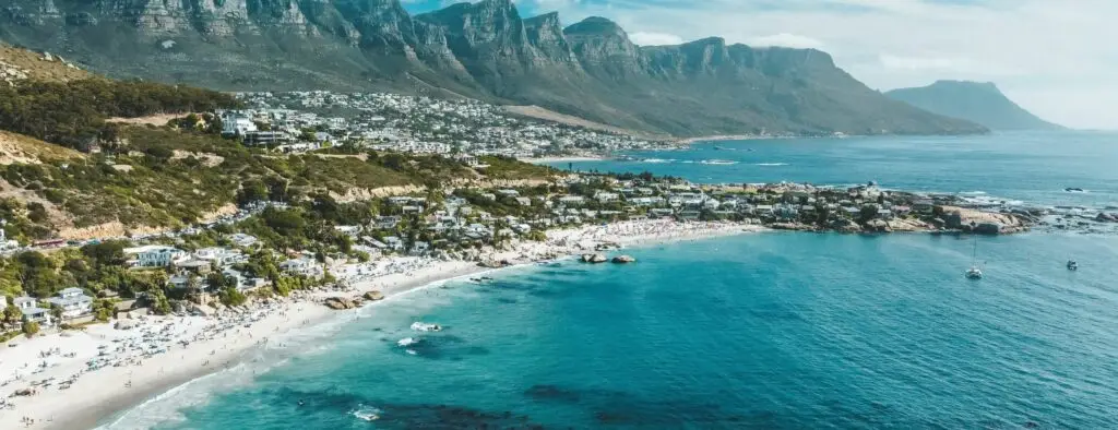 Vue aérienne de la plage de Clifton à Cape Town, idéale pour la plongée sous marine en Afrique du Sud