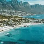 Vue aérienne de la plage de Clifton à Cape Town, idéale pour la plongée sous marine en Afrique du Sud