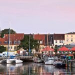 Vue du port de Wismar au coucher du soleil, point de départ idéal pour les plongées en mer Baltique