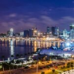 Vue nocturne du front de mer de Luanda, Angola, idéale pour les plongeurs explorant la ville
