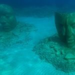 Visages sculptés immergés dans l’éco musée sous-marin de Cannes au large de l'île Sainte-Marguerite