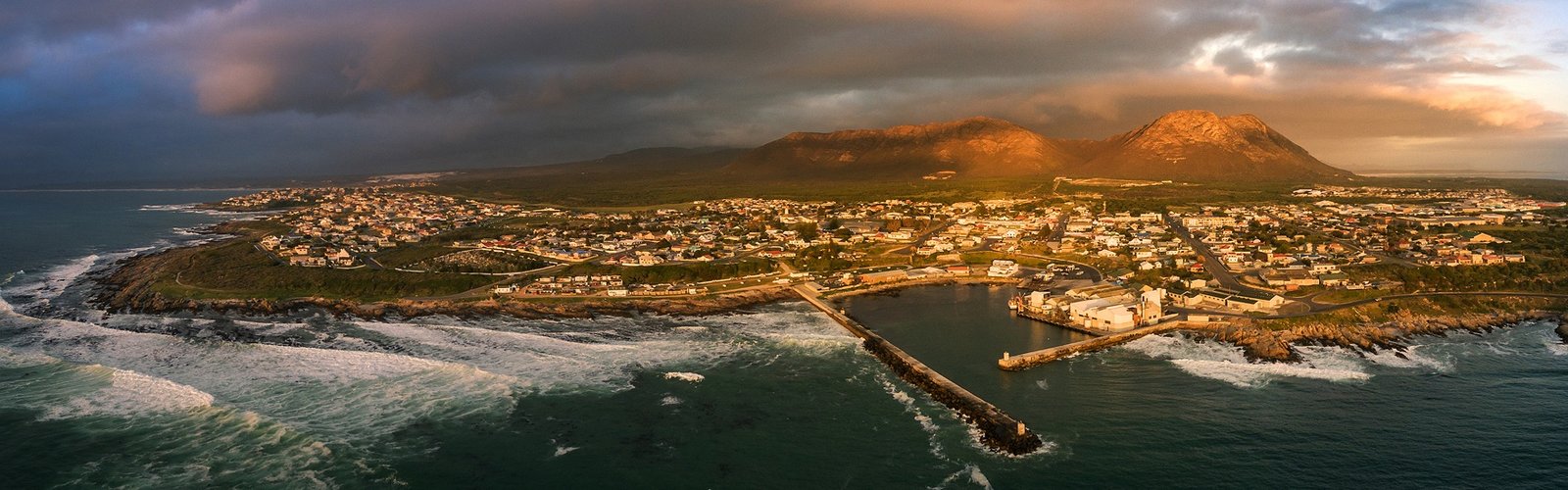 Vue aérienne de Gansbaai, destination réputée pour la plongée avec les requins en Afrique du Sud