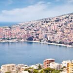 Vue panoramique de Saranda, en Albanie, depuis les hauteurs, avec la mer Ionienne en arrière-plan, destination réputée pour la plongée
