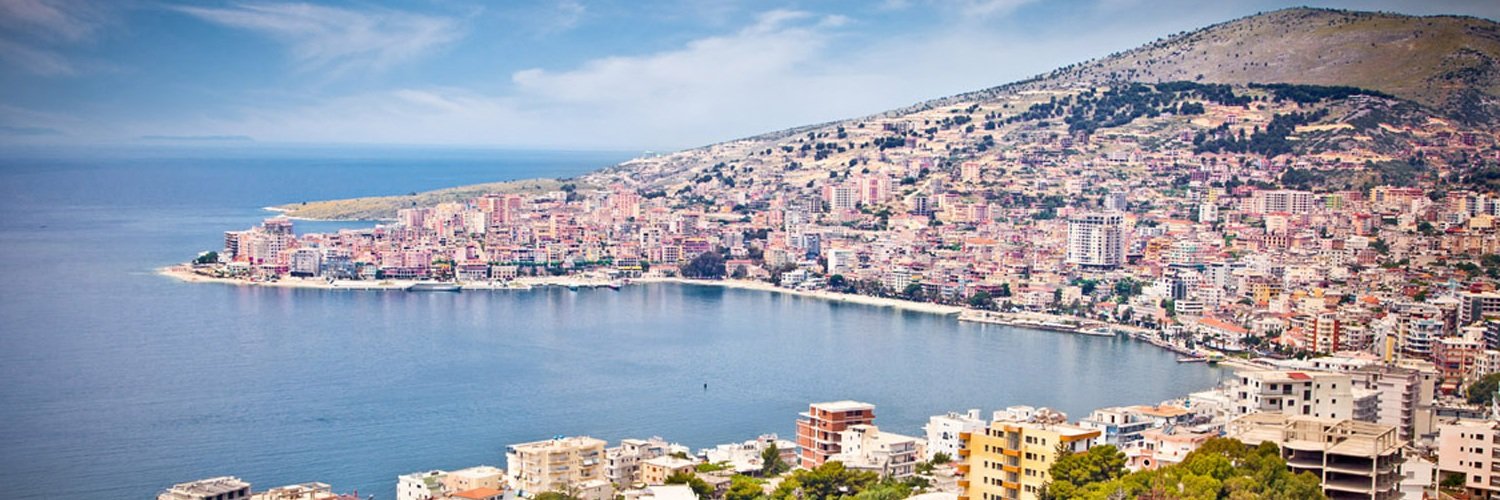 Vue panoramique de Saranda, en Albanie, depuis les hauteurs, avec la mer Ionienne en arrière-plan, destination réputée pour la plongée