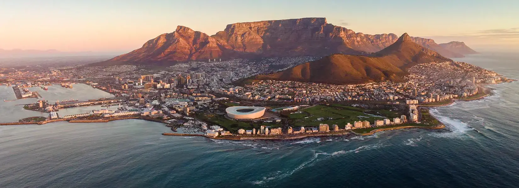 Vue aérienne de Cape Town entre océan et montagnes, destination de plongée en Afrique du Sud
