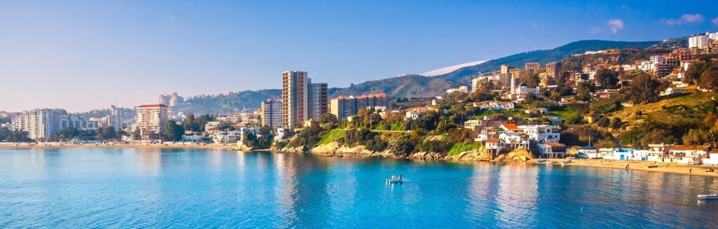 Vue côtière de la ville d’Annaba, idéale pour la plongée en Méditerranée