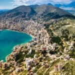 Vue aérienne de Vlora en Albanie, entre mer turquoise et montagnes, destination de plongée prisée