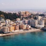 Vue aérienne de la côte de Durrës, Albanie, avec la ville, les plages et les eaux claires idéales pour la plongée et l'exploration marine.