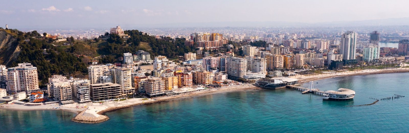 Vue aérienne de la côte de Durrës, Albanie, avec la ville, les plages et les eaux claires idéales pour la plongée et l'exploration marine.