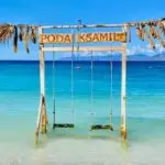 Balançoire sur la plage de Ksamil en Albanie avec vue sur la mer turquoise et les îlots