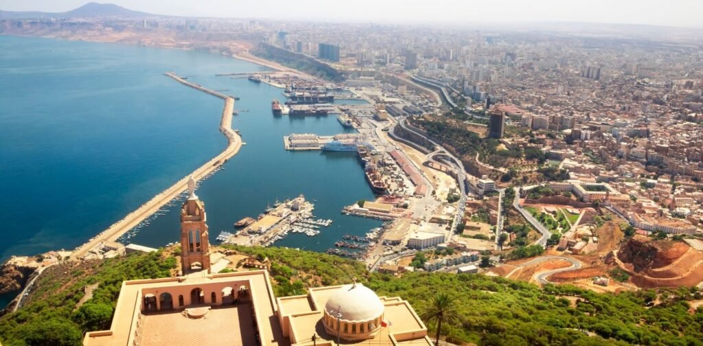 Vue aérienne du port d'Oran avec la basilique Notre-Dame, un point de départ pour la plongée à Oran