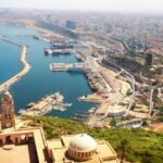 Vue aérienne du port d'Oran avec la basilique Notre-Dame, un point de départ pour la plongée à Oran