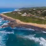 Vue aérienne de la plage d’Umkomaas et du littoral du KwaZulu-Natal, en Afrique du Sud, près du site de plongée Aliwal Shoal