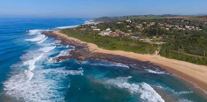 Vue aérienne de la plage d’Umkomaas et du littoral du KwaZulu-Natal, en Afrique du Sud, près du site de plongée Aliwal Shoal