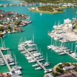Vue aérienne de la marina de Jolly Harbour, entourée d'eaux turquoise et de végétation luxuriante, à Antigua