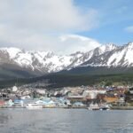 Vue d’Ushuaia et des montagnes enneigées, point de départ pour la plongée à Ushuaia