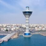Tour portuaire de Yanbu surplombant la mer Rouge, point de repère emblématique près des sites de plongée à Yanbu