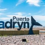 Panneau de Puerto Madryn surplombant le golfe Nuevo, point d'entrée vers les plongées en Patagonie
