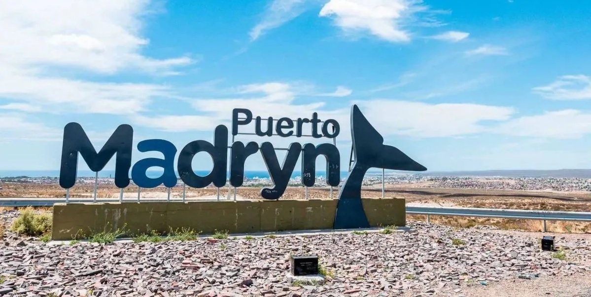 Panneau de Puerto Madryn surplombant le golfe Nuevo, point d'entrée vers les plongées en Patagonie