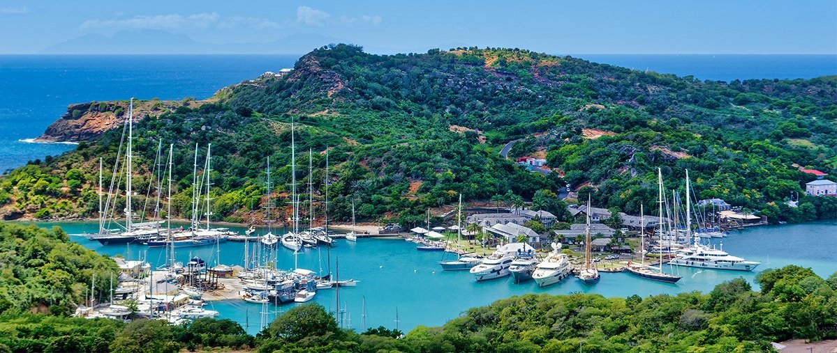 Vue panoramique sur le port d'English Harbour à Antigua, destination prisée pour la plaisance et la plongée.