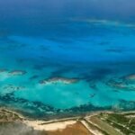 Vue aérienne des récifs coralliens au large de Codrington à Barbuda