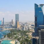 Vue aérienne de la corniche de Jeddah avec ses gratte-ciel modernes longeant la mer Rouge