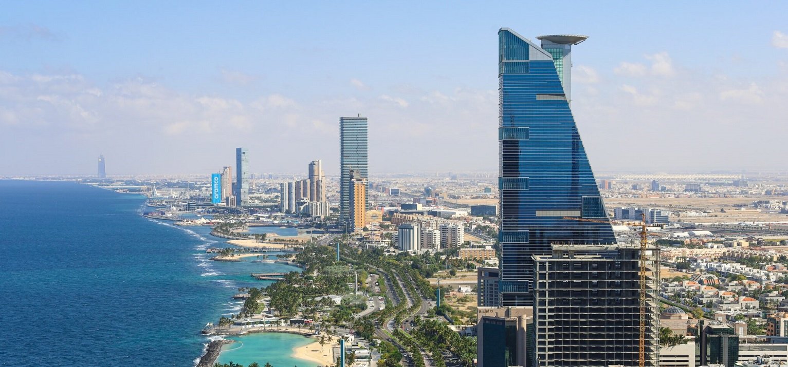 Vue aérienne de la corniche de Jeddah avec ses gratte-ciel modernes longeant la mer Rouge