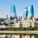 Vue de Bakou avec les Flame Towers, symbole moderne de la ville au bord de la mer Caspienne