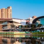 Vue du centre-ville d’Adélaïde au bord de la rivière Torrens, point de départ idéal pour la plongée à Adélaïde