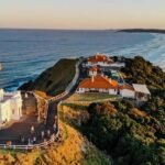 Vue aérienne du phare de Cape Byron et de la côte à Byron Bay, Australie