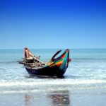 Bateau de pêche coloré sur la plage de Cox’s Bazar au Bangladesh