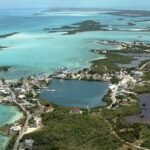 Vue aérienne de George Town aux Bahamas avec ses eaux turquoise, ses îlots et son port, destination prisée pour la plongée.