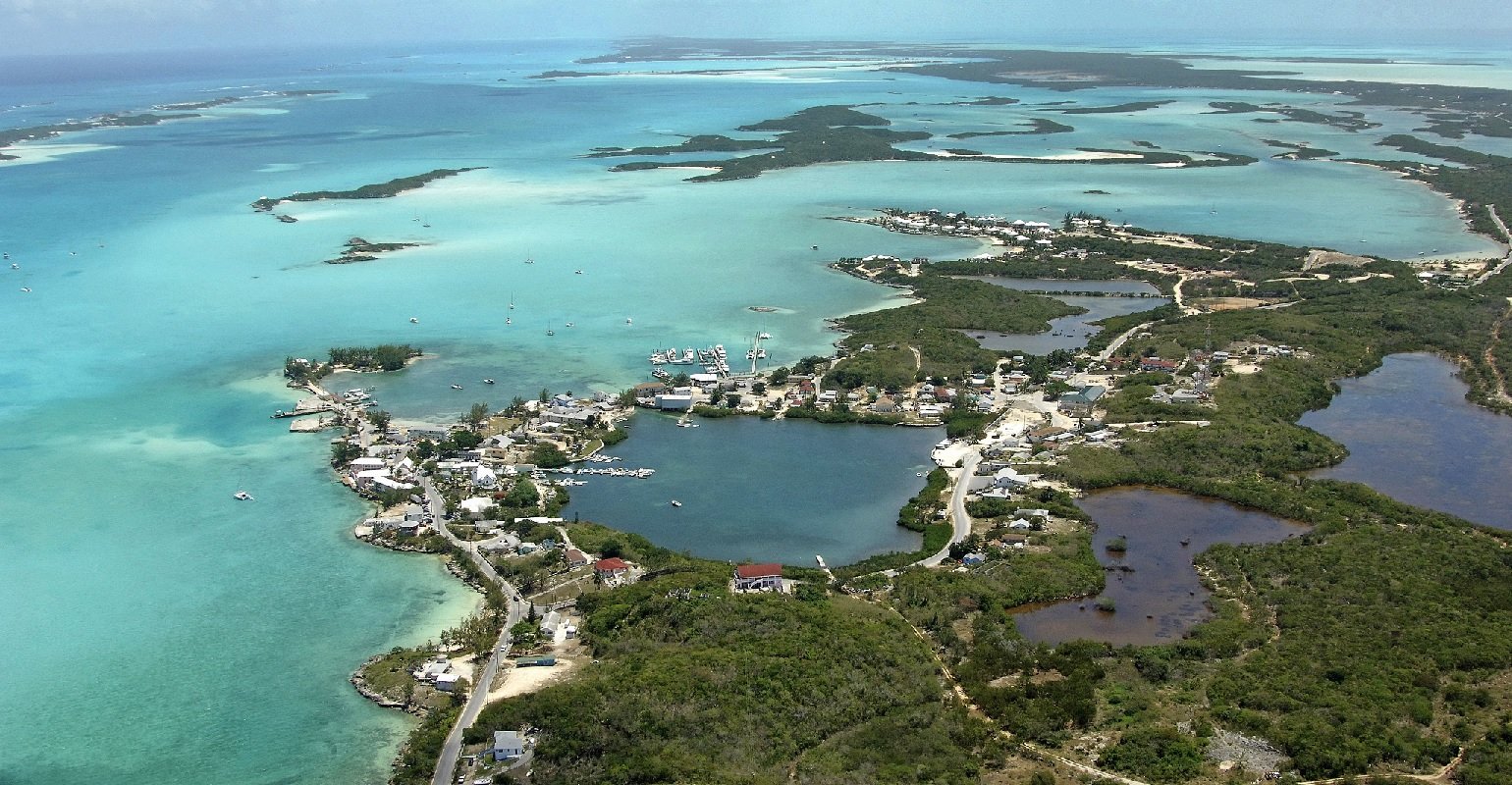 Vue aérienne de George Town aux Bahamas avec ses eaux turquoise, ses îlots et son port, destination prisée pour la plongée.