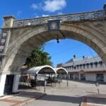 Arc de l'indépendance de Bridgetown, monument emblématique situé sur Chamberlain Bridge à la Barbade, sous un ciel bleu.