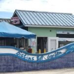 Entrée du Oistins Bay Garden à la Barbade, avec ses restaurants de poissons et ambiance locale typique