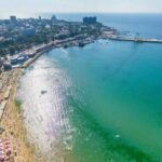 Vue aérienne de la baie d’Anapa et de sa plage sur la mer Noire