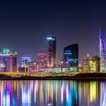 Skyline de Manama illuminée la nuit, capitale du Bahreïn, point de départ des plongées dans le Golfe persique
