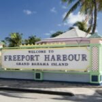 Entrée du port de Freeport à Grand Bahama, point de départ idéal pour la plongée à Freeport