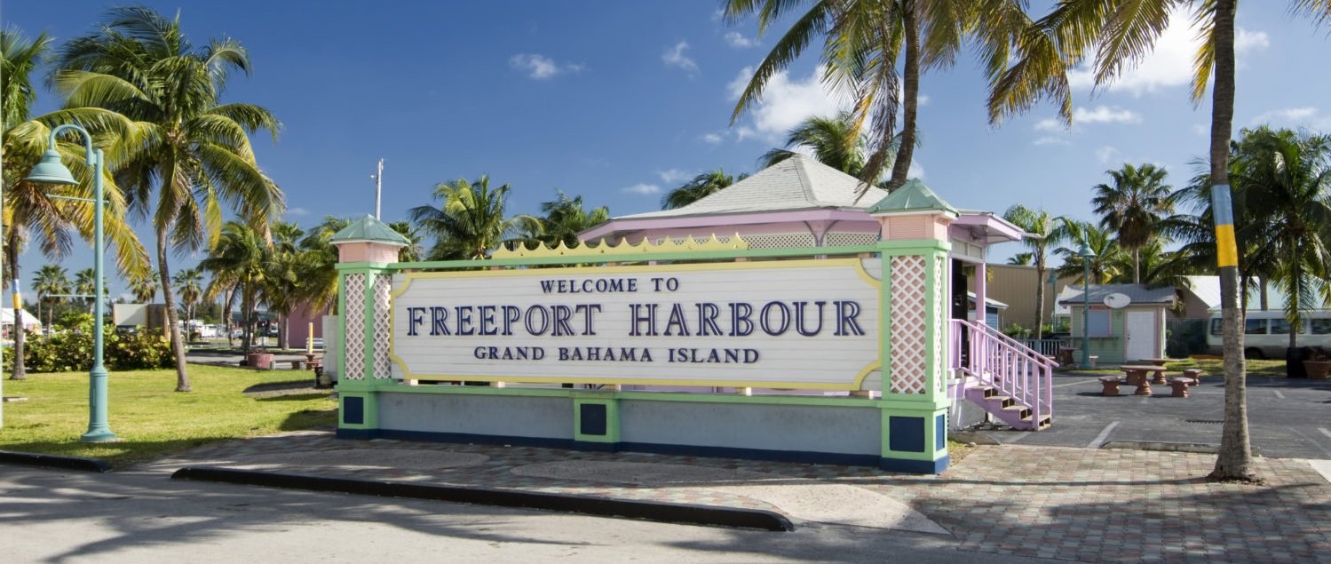 Entrée du port de Freeport à Grand Bahama, point de départ idéal pour la plongée à Freeport