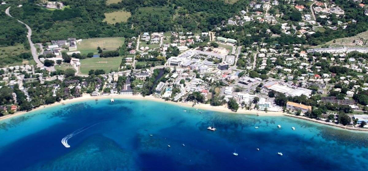Vue aérienne de Holetown à la Barbade, montrant la plage, les eaux turquoise et les zones de plongée proches du littoral