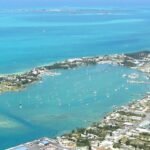 Vue aérienne de Marsh Harbour et de la marina principale sur l’île de Great Abaco aux Bahamas