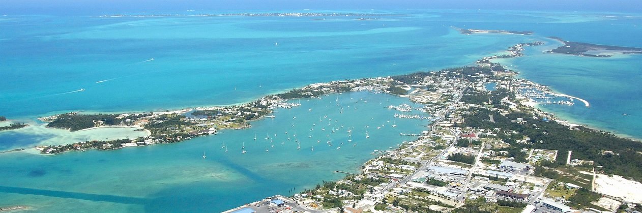 Vue aérienne de Marsh Harbour et de la marina principale sur l’île de Great Abaco aux Bahamas