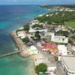 Vue aérienne de Speightstown à la Barbade avec le littoral et les bâtiments colorés en bord de mer